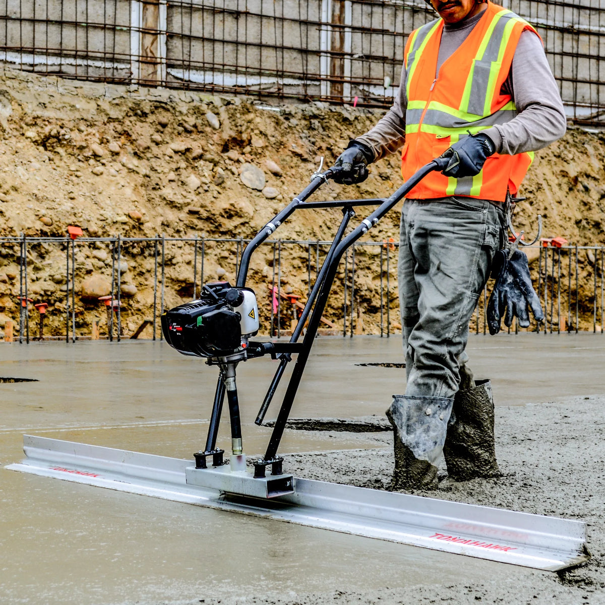 37.7cc Gas Concrete Power Screed with 14ft Aluminum Board F437037