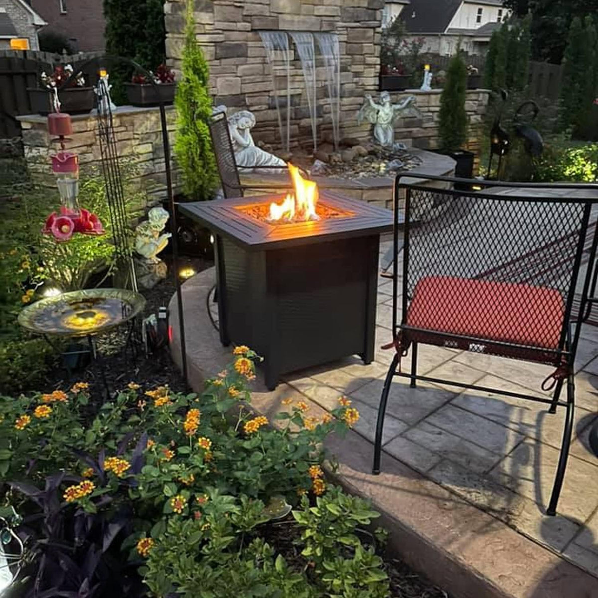 28 Inch 50,000 BTU Propane Fire Pit Table with Lid and Lava Stone B666